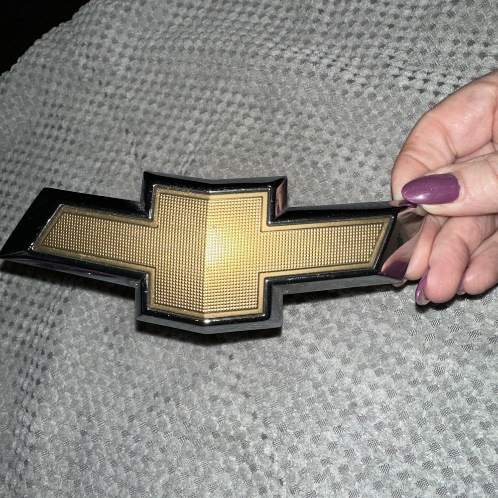 CHEVY VOLT GOLD GRILLE BOWTIE EMBLEM 2016-2019 OEM GM 23382552 - Picture 6 of 7